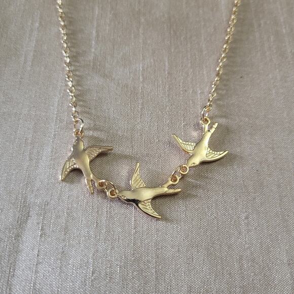 Gold Tone Sparrow Bird Charm Necklace - Picture 3 of 3